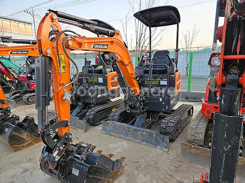 두산 DX17Z 7 2024년식 신차 가동31시간 버켓3종 1.7톤급 미니 중고굴삭기 미니017--1